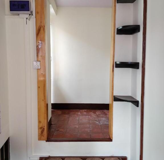 تختخواب و صبحانه Mani Homes