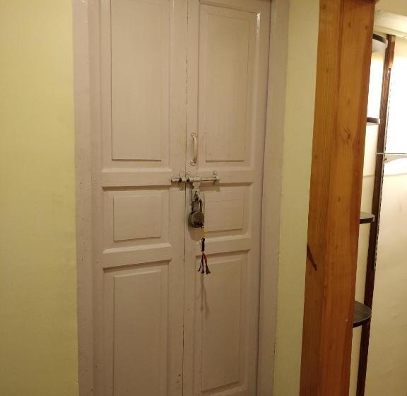 تختخواب و صبحانه Mani Homes