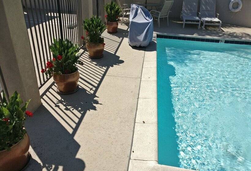 فندق Burbank Inn And Suites