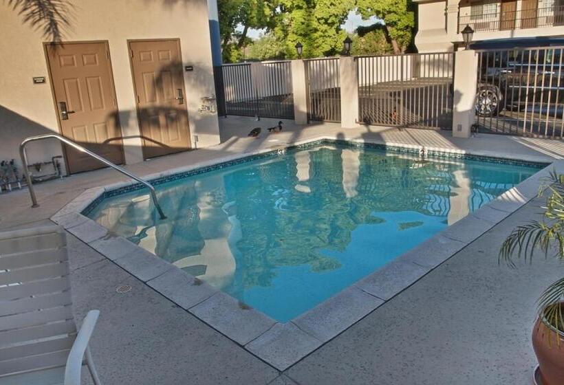 فندق Burbank Inn And Suites