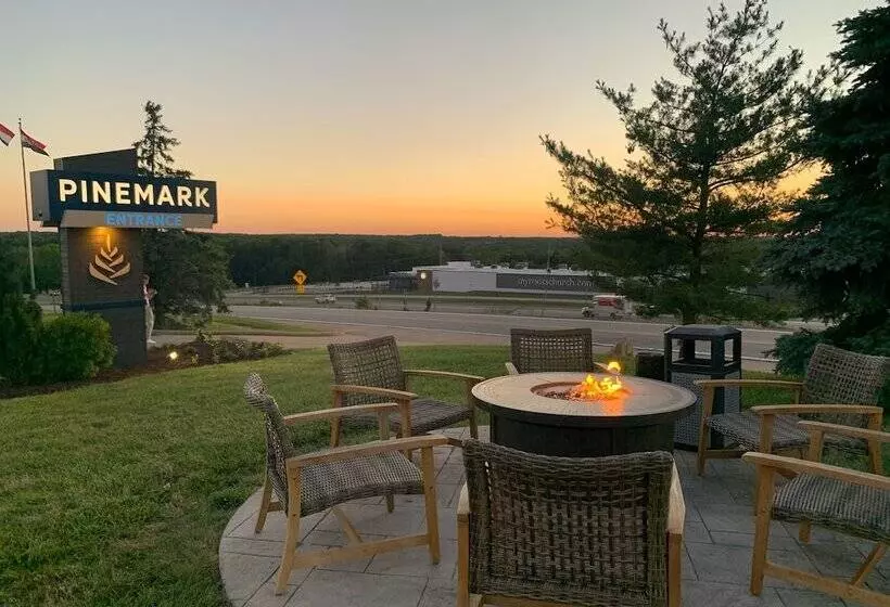 בית מלון כפרי Pinemark Inn Suites Events