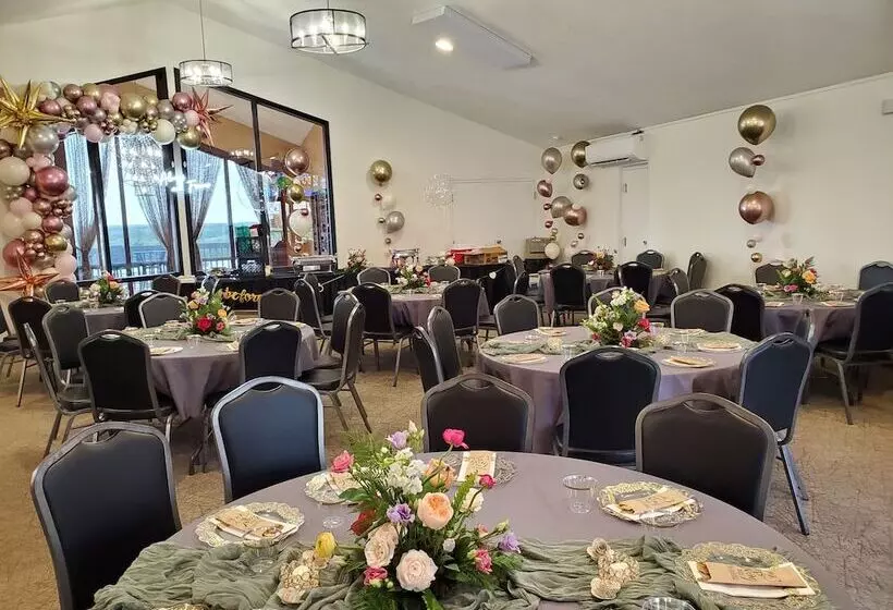 בית מלון כפרי Pinemark Inn Suites Events