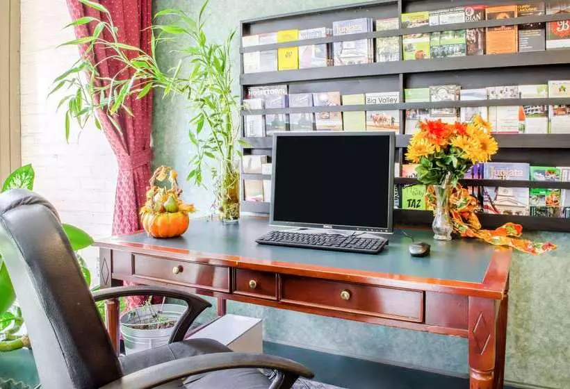 Отель Quality Inn & Suites