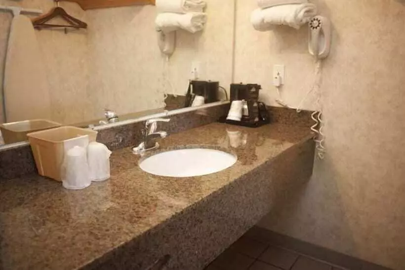 Отель St. George Inn And Suites