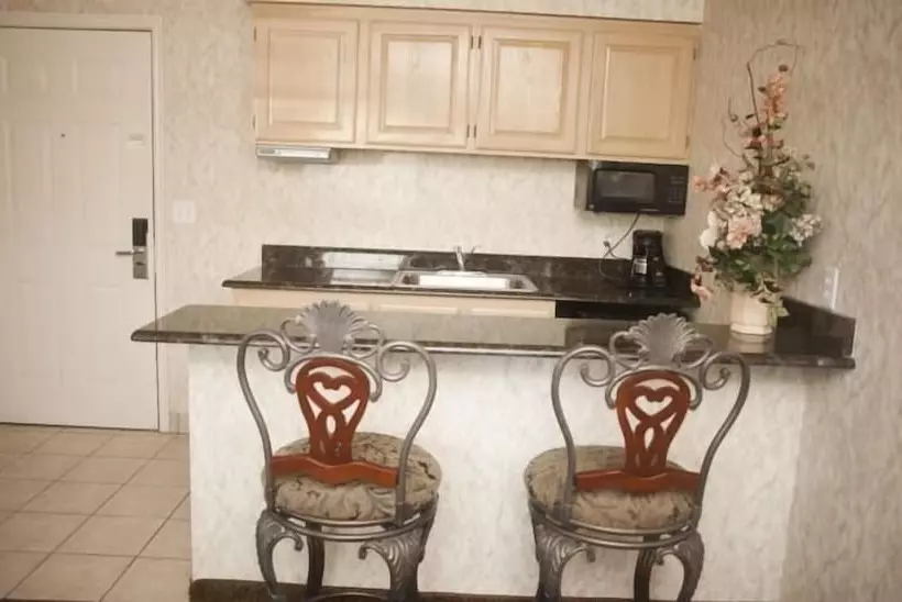 Отель St. George Inn And Suites