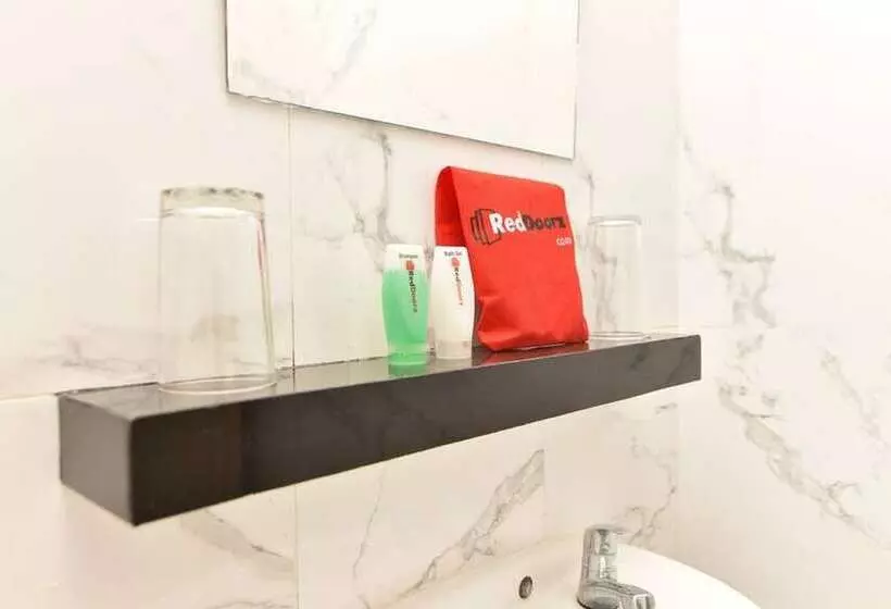 Hotelli Reddoorz Plus @ Ketapang Satu Beach Kupang