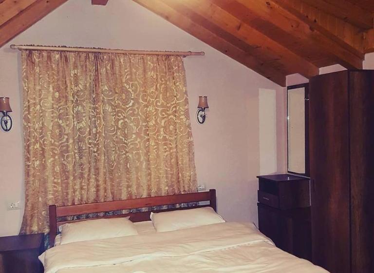 تختخواب و صبحانه Krojet E Rrogamit