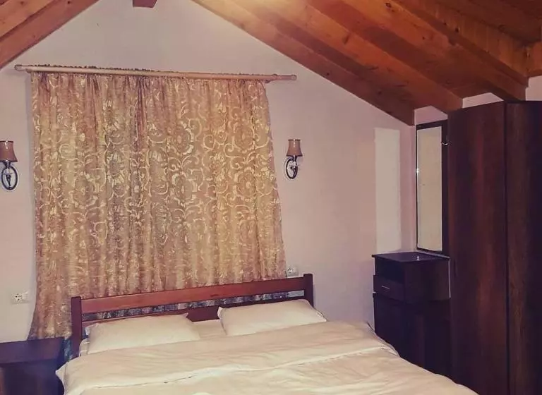 تختخواب و صبحانه Krojet E Rrogamit
