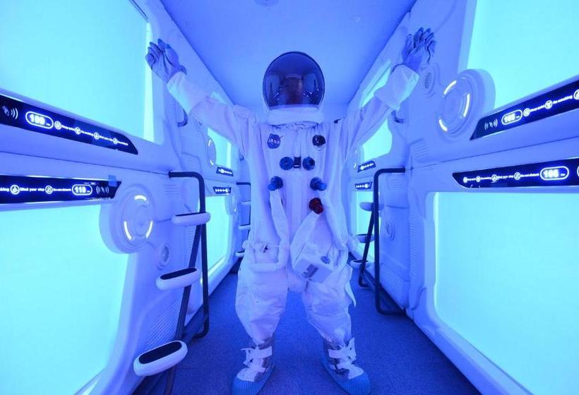 Капсульный Oтель Moon Station Tokyo