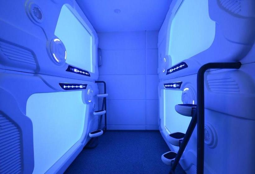 Капсульный Oтель Moon Station Tokyo