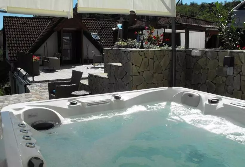 ペンション Ezüsthíd Apartman