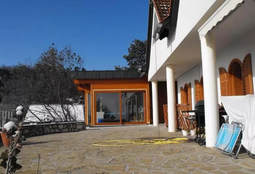 ペンション Ezüsthíd Apartman