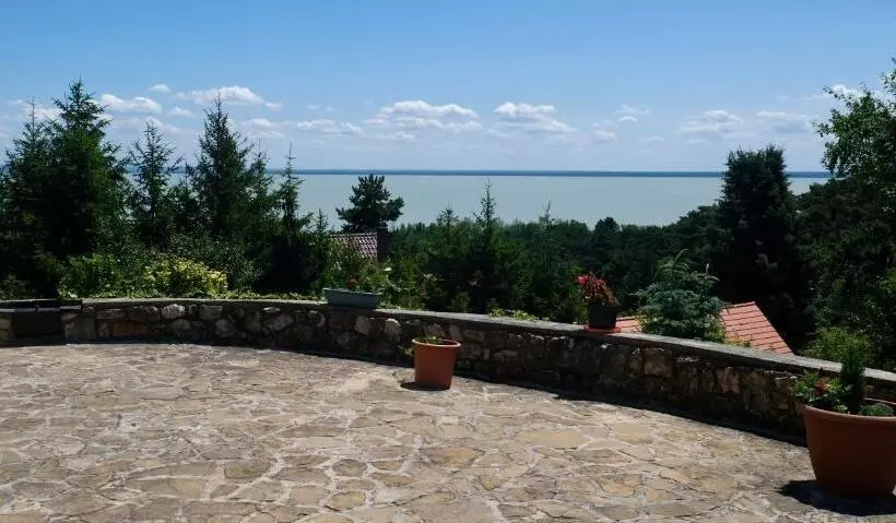 ペンション Ezüsthíd Apartman