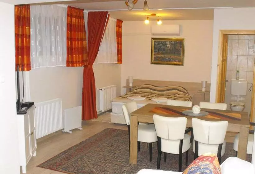 ペンション Ezüsthíd Apartman