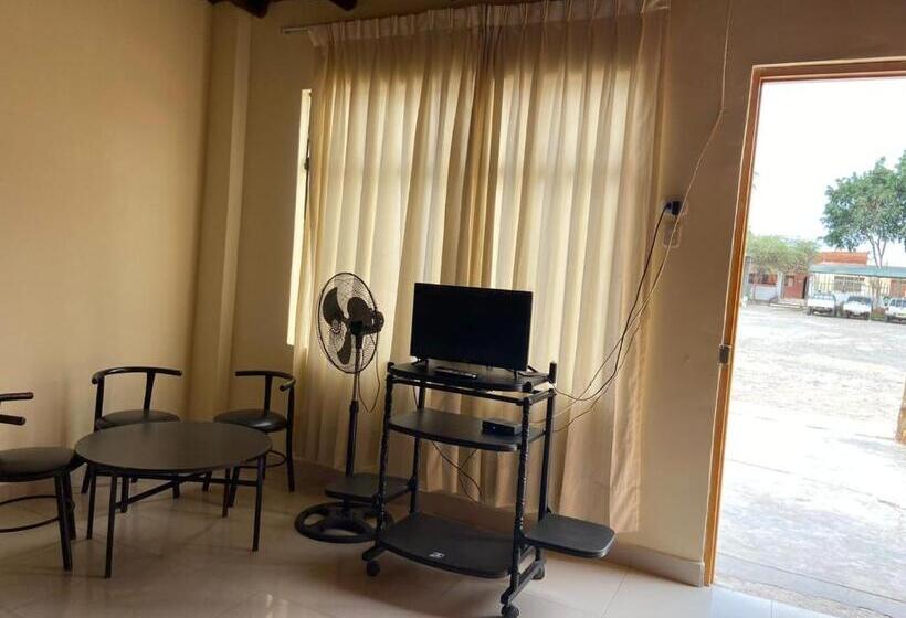 بنسيون Hospedaje La Huega