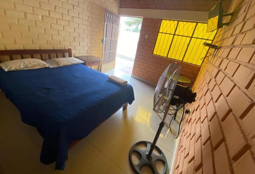 بنسيون Hospedaje La Huega