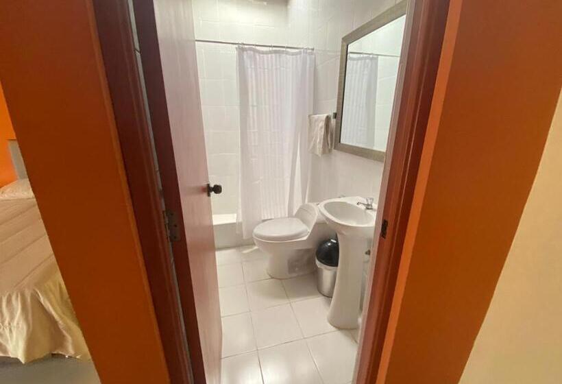 بنسيون Hospedaje La Huega