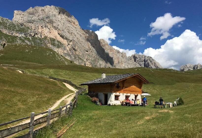 تختخواب و صبحانه Garni Vanadis