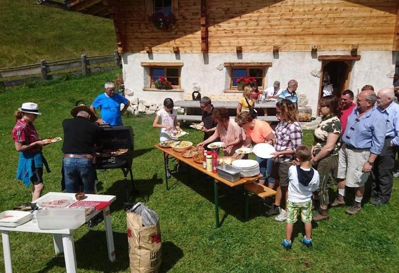 تختخواب و صبحانه Garni Vanadis