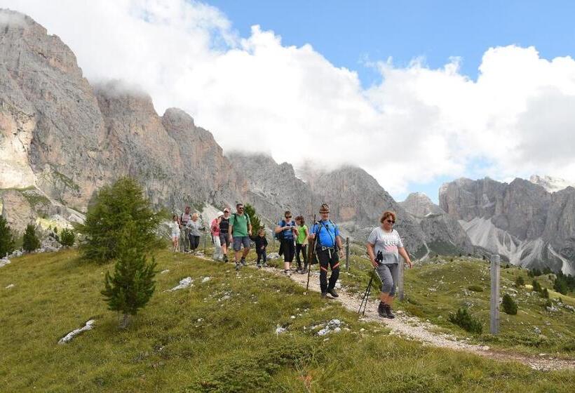 تختخواب و صبحانه Garni Vanadis