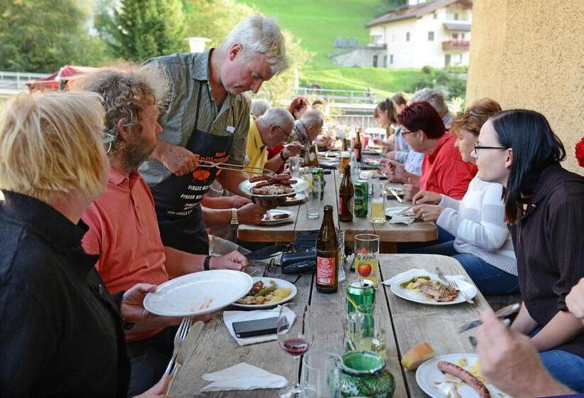 تختخواب و صبحانه Garni Vanadis