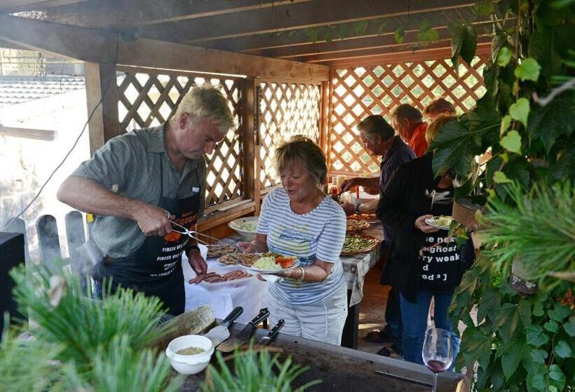 تختخواب و صبحانه Garni Vanadis