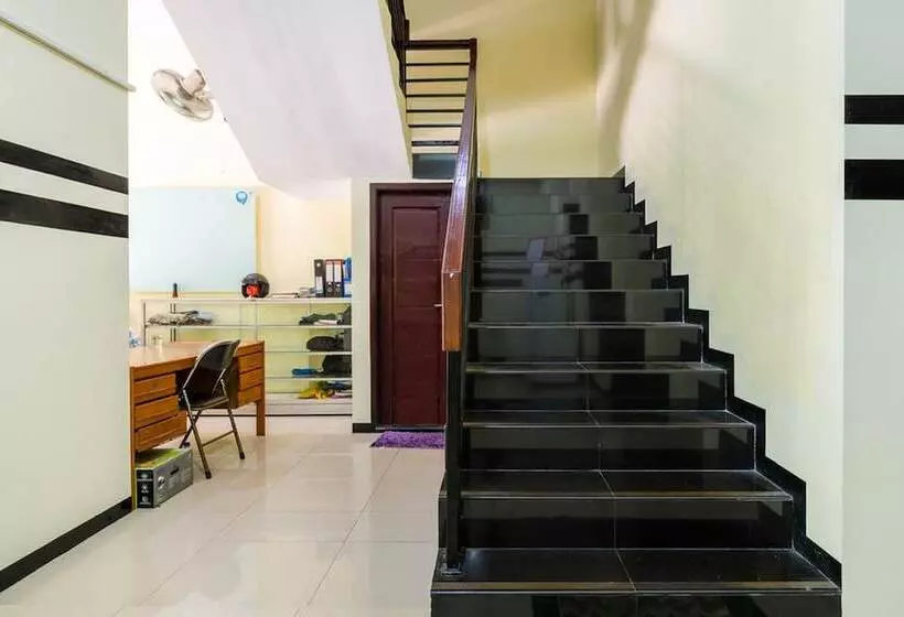 ペンション Reddoorz Syariah @ Ketintang Surabaya