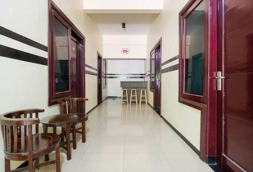 ペンション Reddoorz Syariah @ Ketintang Surabaya