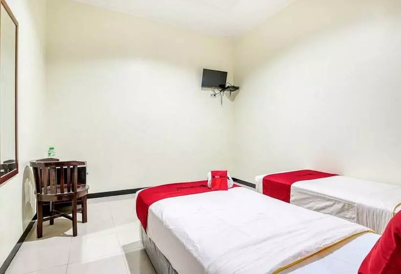 ペンション Reddoorz Syariah @ Ketintang Surabaya
