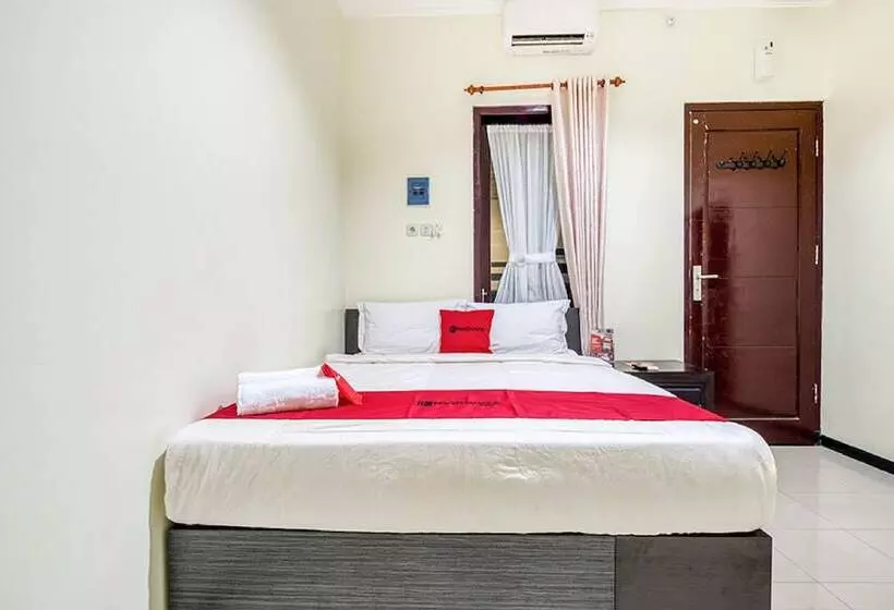 ペンション Reddoorz Syariah @ Ketintang Surabaya