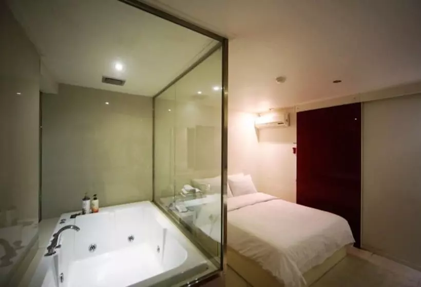 Gugi Motel