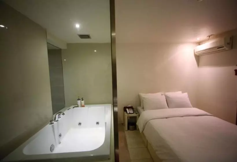 Gugi Motel