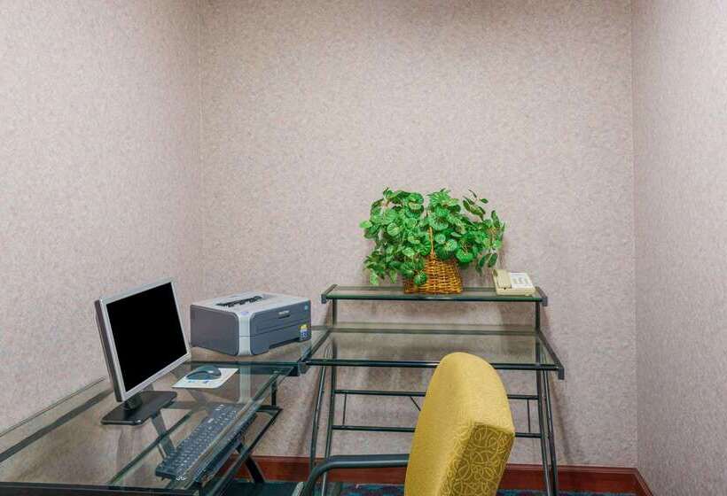 בית מלון כפרי Baymont By Wyndham Gallatin