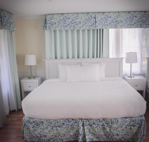 Отель Colonial Inn Harbor Springs