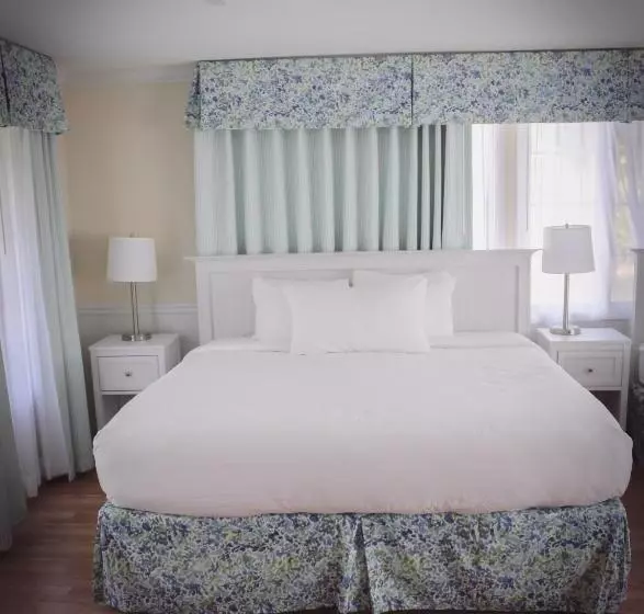 فندق Colonial Inn Harbor Springs