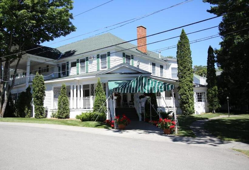 Отель Colonial Inn Harbor Springs