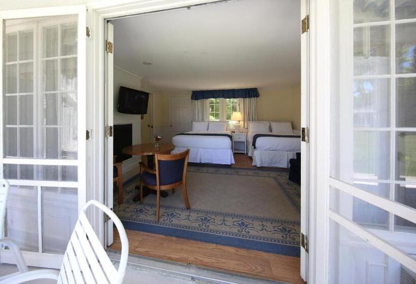 Отель Colonial Inn Harbor Springs