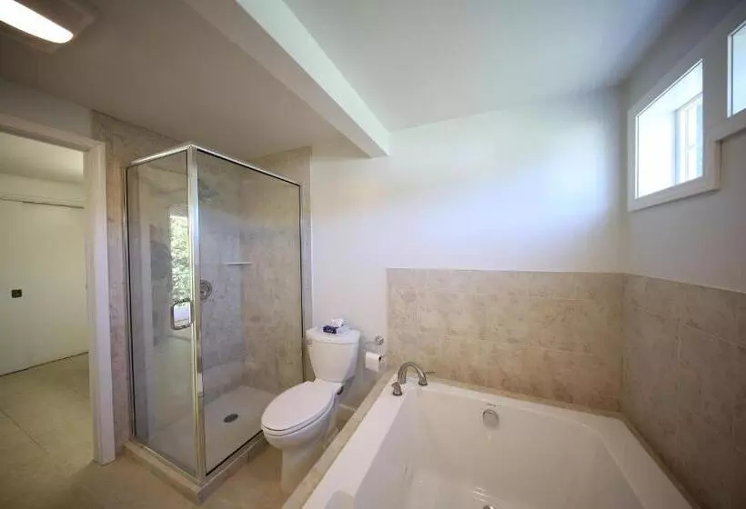 فندق Colonial Inn Harbor Springs