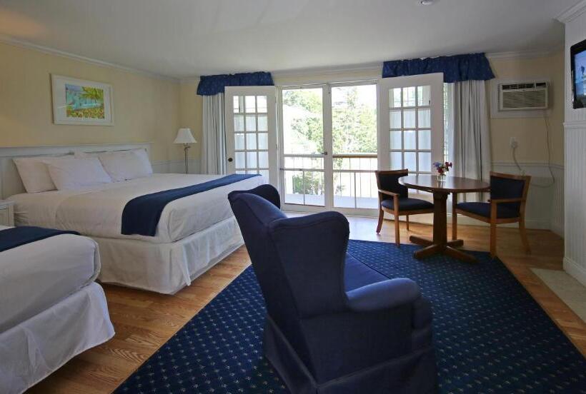 Отель Colonial Inn Harbor Springs