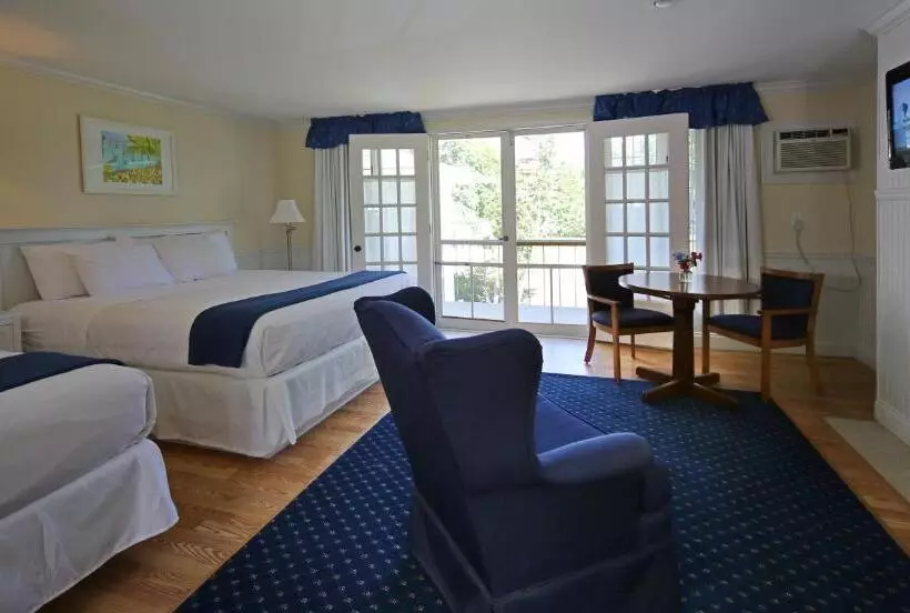فندق Colonial Inn Harbor Springs