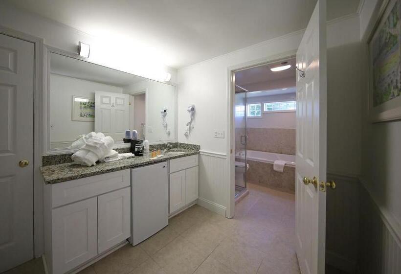 Отель Colonial Inn Harbor Springs