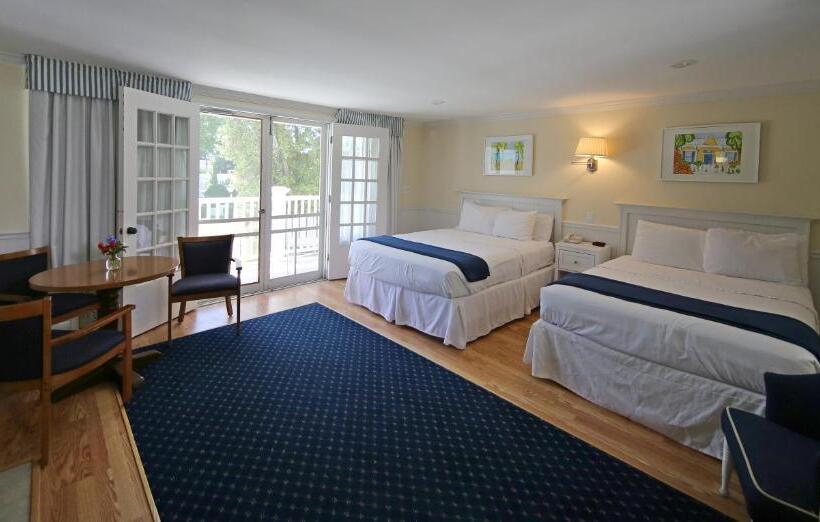 Отель Colonial Inn Harbor Springs