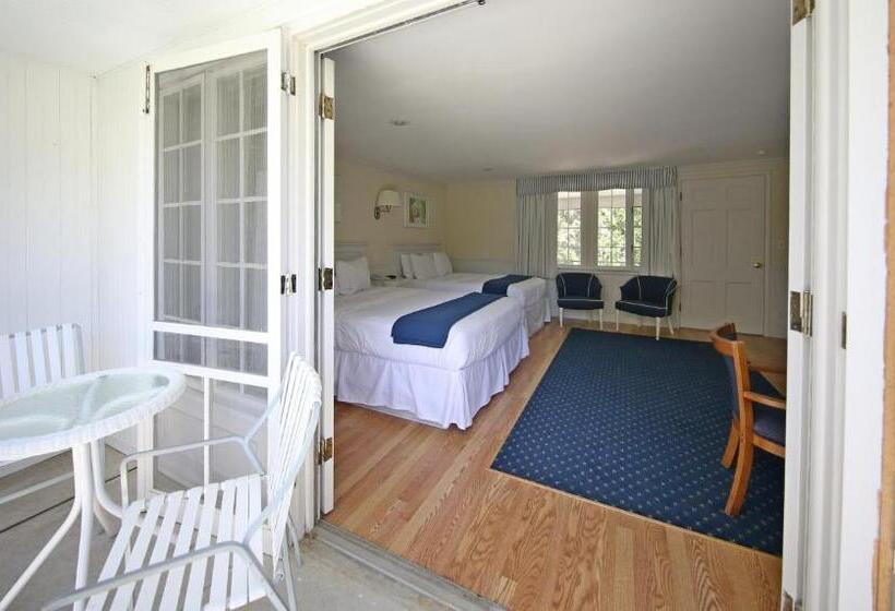 Отель Colonial Inn Harbor Springs