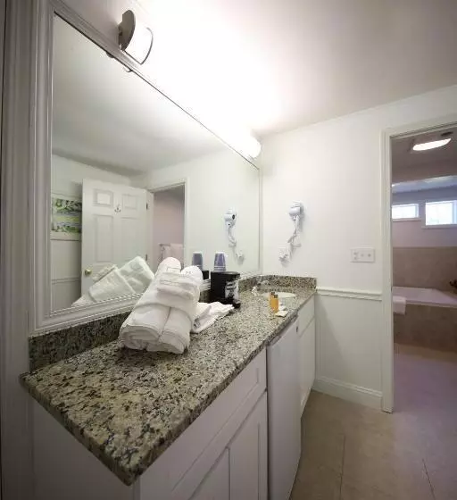 فندق Colonial Inn Harbor Springs