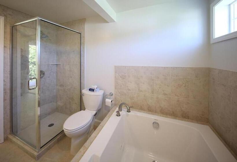 Отель Colonial Inn Harbor Springs