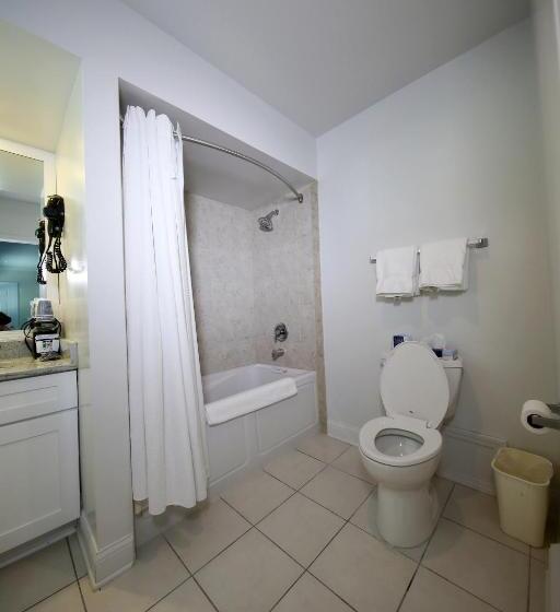 Отель Colonial Inn Harbor Springs