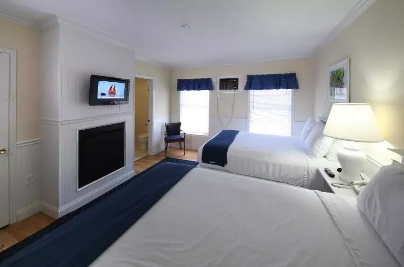 فندق Colonial Inn Harbor Springs