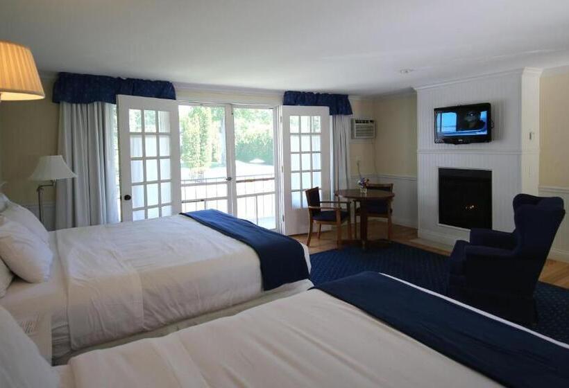 Отель Colonial Inn Harbor Springs