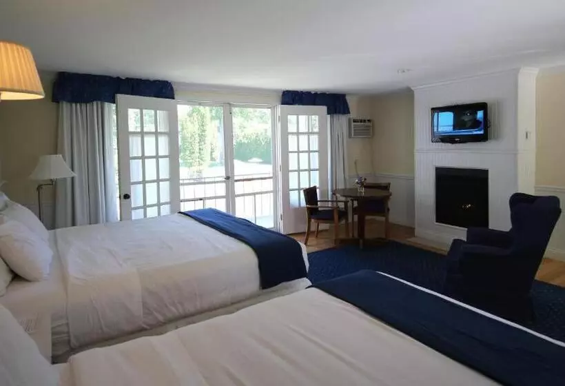 فندق Colonial Inn Harbor Springs