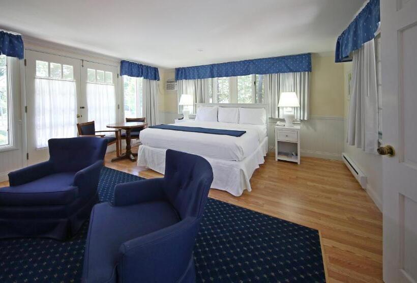 Отель Colonial Inn Harbor Springs